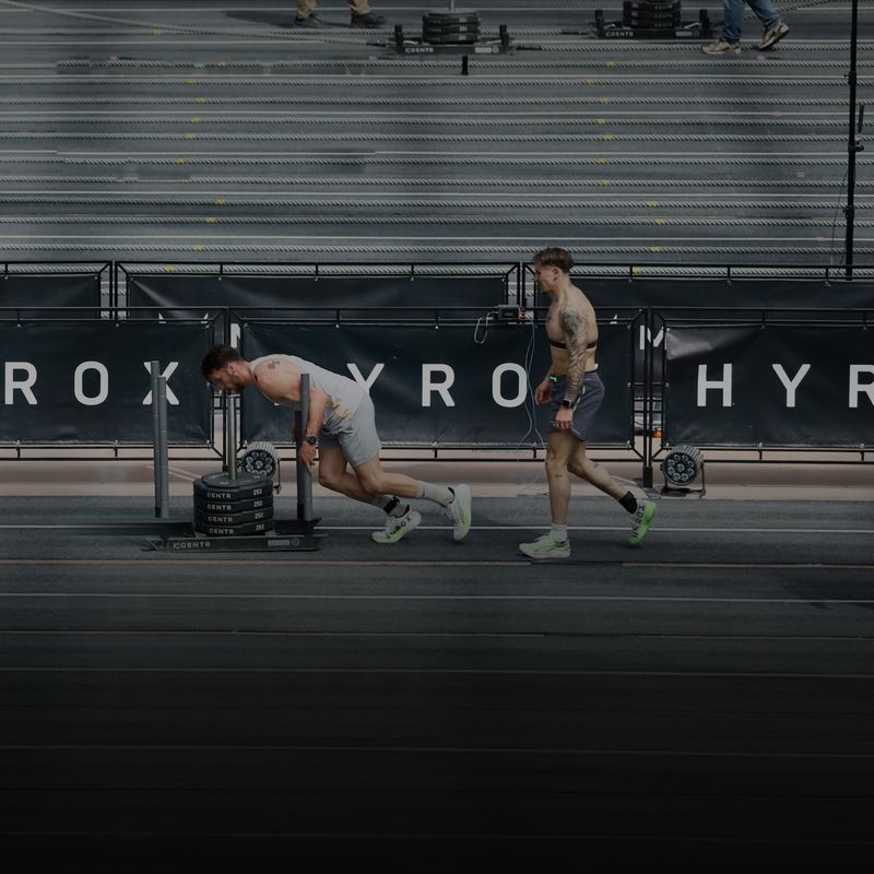 HYROXのレースでスレッドプッシュを行う選手